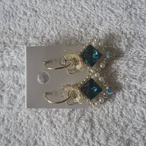 Earining - Picture 2 of 2